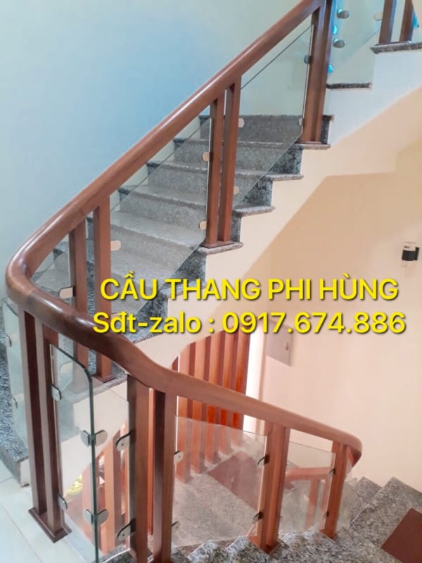 Cầu thang kính cường lực tại Hà Nội