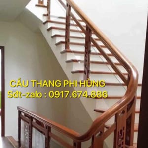 Cầu thang kính cường lực tay vịn gỗ ở Hà Nội Cầu thang kính cường lực tay vịn gỗ ở Hà Nội