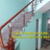 Báo giá cầu thang inox tay vịn gỗ Báo giá cầu thang inox tay vịn gỗ