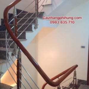 Cầu thang inox tay vịn gỗ tại Hà Nội Cầu thang inox tay vịn gỗ tại Hà Nội