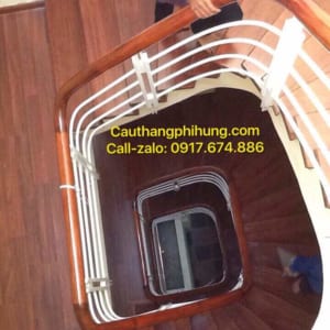 Cầu thang sắt tay vịn gỗ Cầu thang sắt tay vịn gỗ