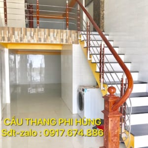 Cầu thang inox tay vịn gỗ tại Hà Nội Cầu thang inox tay vịn gỗ tại Hà Nội