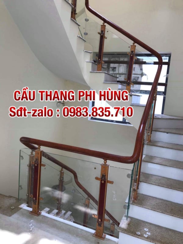 Cầu thang kính tay vịn gỗ. Cầu thang kính cường lực