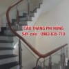 Cầu thang kính cường lực tay vịn gỗ. Báo giá cầu thang lan can kính