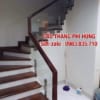 Cầu thang kính đẹp. Cầu thang kính cường lực tay vịn gỗ tại Hà Nội