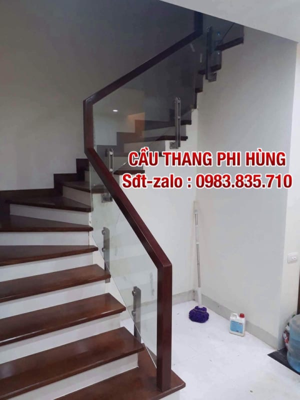 Cầu thang kính đẹp. Cầu thang kính cường lực tay vịn gỗ tại Hà Nội