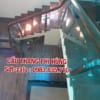 Cầu thang kính lan can kính cường lực tay vịn gỗ ở Hà Nội Cầu thang kính lan can kính cường lực tay vịn gỗ ở Hà Nội