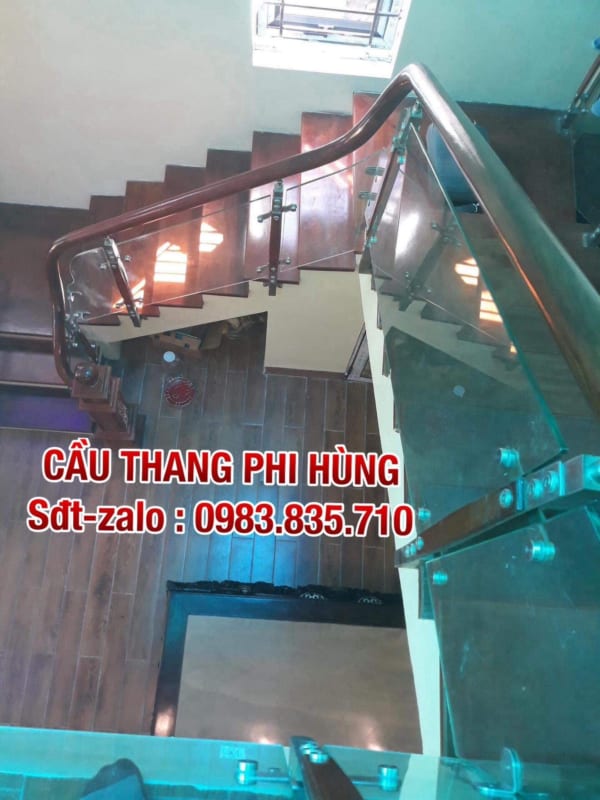 Cầu thang kính lan can kính cường lực tay vịn gỗ ở Hà Nội