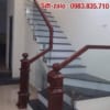 Cầu thang kính cường lực tay vịn gỗ. Báo giá cầu thang kính đẹp tại Hà Nội