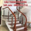 Cầu thang kính cường lực đẹp tay vịn gỗ. Cầu thang kính đẹp, hiện đại Cầu thang kính cường lực đẹp tay vịn gỗ. Cầu thang kính đẹp, hiện đại