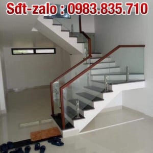 Cầu thang kính tay vịn gỗ Cầu thang kính tay vịn gỗ