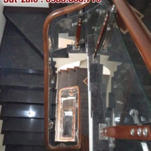 Cầu thang kính cường lực tay vịn gỗ ở Hà Nội. Cầu thang kính gỗ đẹp Cầu thang kính cường lực tay vịn gỗ ở Hà Nội. Cầu thang kính gỗ đẹp