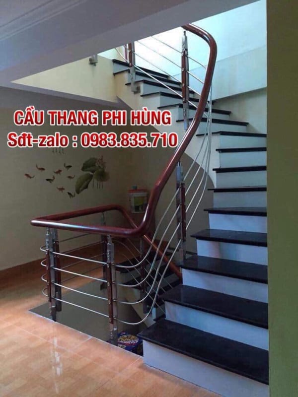 Cầu thang inox tay vịn gỗ ở Hà Nội