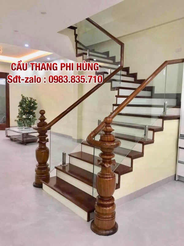 Cầu thang kính tay vịn gỗ ở Hà Nội. Báo giá cầu thang kính cường lực