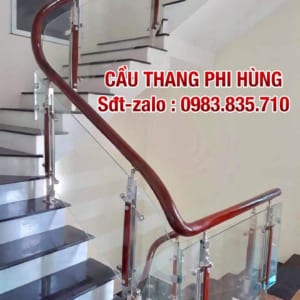 Cầu thang kính lan can kính cường lực tay vịn gỗ Cầu thang kính lan can kính cường lực tay vịn gỗ
