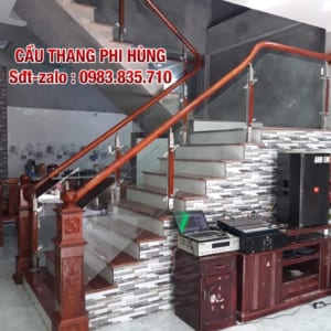 Cầu thang kính gỗ đẹp Hà Nội. Cầu thang kính cường lực tay vịn gỗ Cầu thang kính gỗ đẹp Hà Nội. Cầu thang kính cường lực tay vịn gỗ