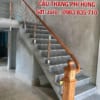 Báo giá cầu thang inox tay vịn gỗ Báo giá cầu thang inox tay vịn gỗ