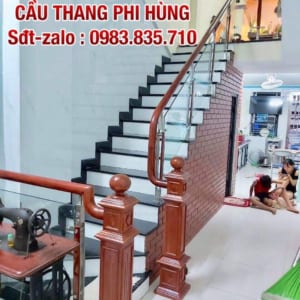 Cầu thang kính cường lực đẹp tay vịn gỗ Cầu thang kính cường lực đẹp tay vịn gỗ