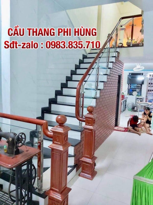 Cầu thang kính cường lực đẹp tay vịn gỗ