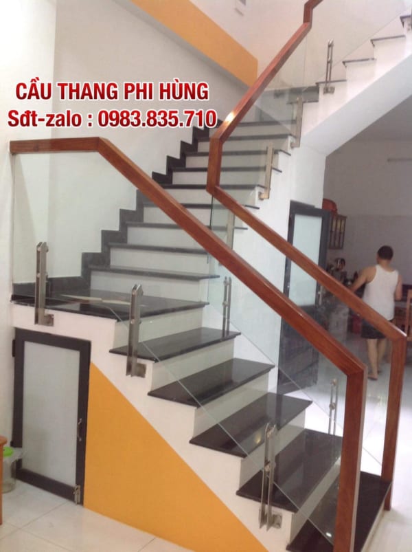 Mẫu cầu thang kính gỗ đẹp, cầu thang kính cường lực tay vịn gỗ đẹp, hiện đại, thi công chuyên nghiệp, giá thành tốt nhất Hà Nội