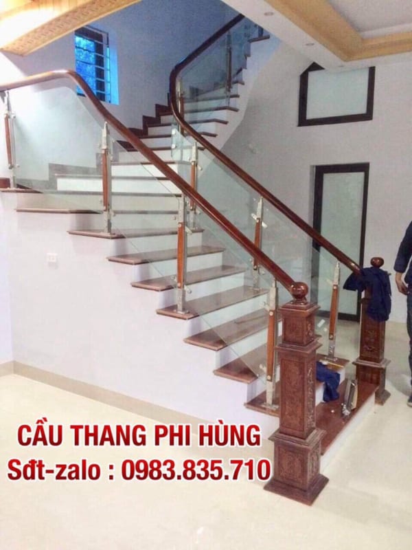 Báo giá cầu thang kính cường lực tay vịn gỗ