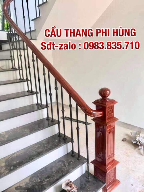 Cầu thang sắt tay vịn gỗ ở Hà Nội. Cầu thang sắt nghệ thuật