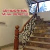 Cầu thang sắt nghệ thuật tay vịn gỗ Cầu thang sắt nghệ thuật tay vịn gỗ