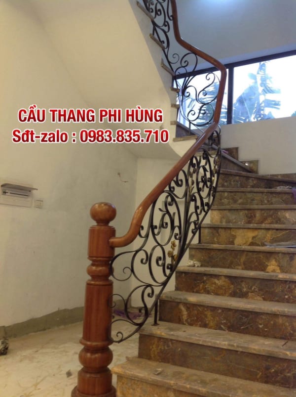 Cầu thang sắt nghệ thuật tay vịn gỗ