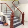 Cầu thang kính cường lực tay vịn gỗ