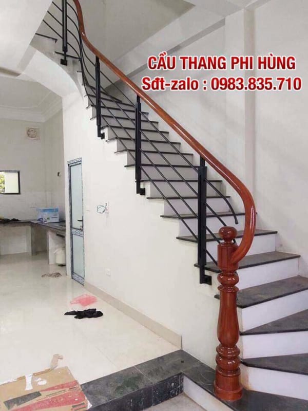 Cầu thang sắt tay vịn gỗ ở Hà Nội, lan can sắt tay vịn gỗ