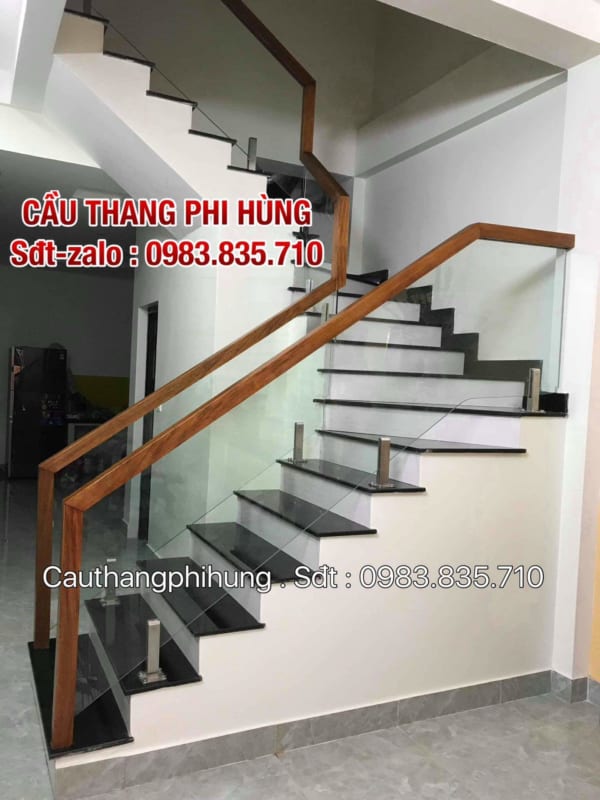 Cầu thang kính tay vịn gỗ, cầu thang kính cường lực, báo giá cầu thang lan can kính cường lực tại Hà Nội