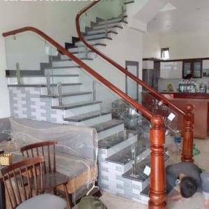 Cầu thang kính cường lực, Cầu thang kính tay vịn gỗ tại Hà Nội Cầu thang kính cường lực, Cầu thang kính tay vịn gỗ tại Hà Nội