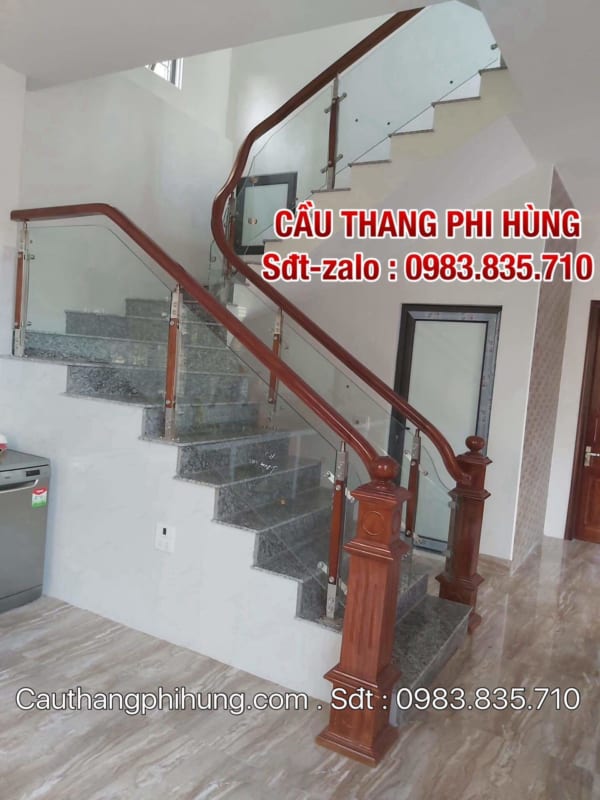 Cầu thang kính gỗ đẹp tại Hà Nội, Cầu thang kính cường lực tay vin gỗ tại Hà Nội