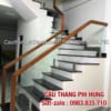 Cầu thang kính lan can kính cường lực tay vịn gỗ, Báo giá cầu thang kính đẹp tại Hà Nội