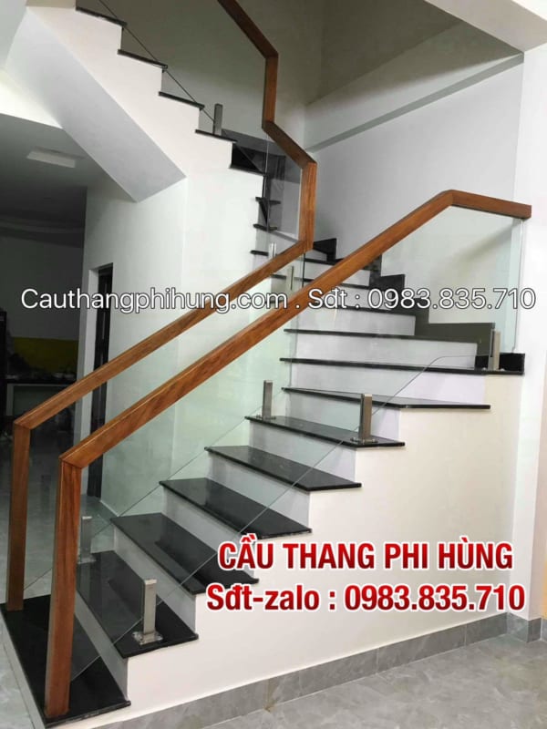 Cầu thang kính lan can kính cường lực tay vịn gỗ, Báo giá cầu thang kính đẹp tại Hà Nội