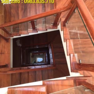 Cầu thang kính cường lực hiện đại, Cầu thang kính đẹp tay vịn gỗ Cầu thang kính cường lực hiện đại, Cầu thang kính đẹp tay vịn gỗ