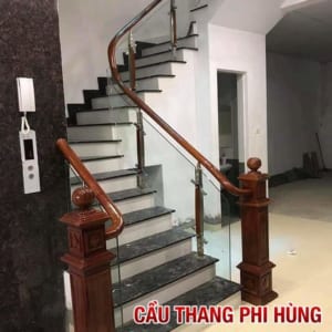 Báo giá lan can cầu thang kính, Cầu thang kính cường lực đẹp tay vịn gỗ Báo giá lan can cầu thang kính, Cầu thang kính cường lực đẹp tay vịn gỗ