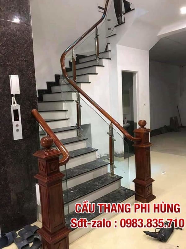 Báo giá lan can cầu thang kính, Cầu thang kính cường lực đẹp tay vịn gỗ