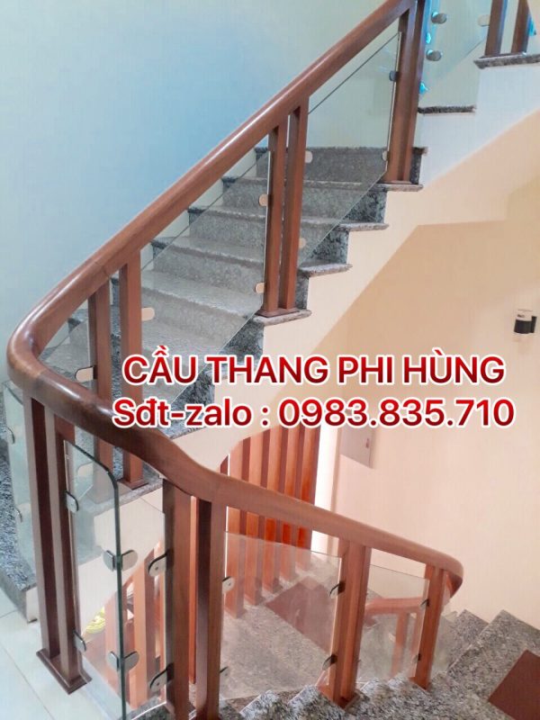 Cầu thang kính, Cầu thang kính đẹp tay vịn gỗ, Cầu thang lan can kính cường lực tại Hà Nội