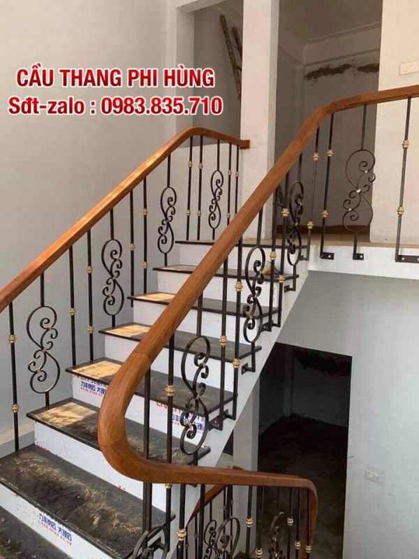 Cầu thang sắt tay vịn gỗ, Báo giá cầu thang sắt nghệ thuật, cầu thang sắt mỹ thuật đẹp