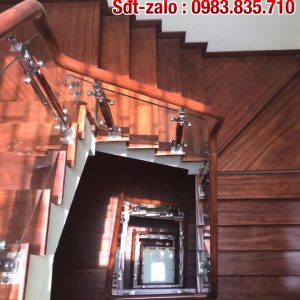 Cầu thang kính cường lực, Báo giá cầu thang kính đẹp tay vịn gỗ tại Hà Nội Cầu thang kính cường lực, Báo giá cầu thang kính đẹp tay vịn gỗ tại Hà Nội