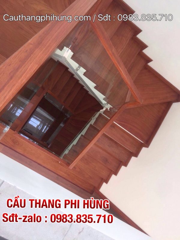 Báo giá cầu thang kính không trụ, Cầu thang kính đẹp cường lực tay vịn gỗ