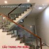 Lan can cầu thang kính tay vịn gỗ, Mẫu cầu thang kính cường lực đẹp Lan can cầu thang kính tay vịn gỗ, Mẫu cầu thang kính cường lực đẹp