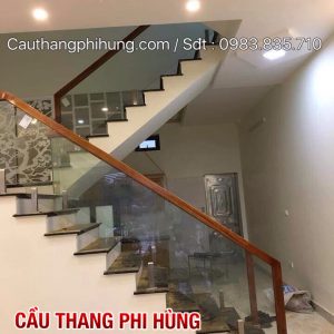 Lan can cầu thang kính tay vịn gỗ, Mẫu cầu thang kính cường lực đẹp Lan can cầu thang kính tay vịn gỗ, Mẫu cầu thang kính cường lực đẹp