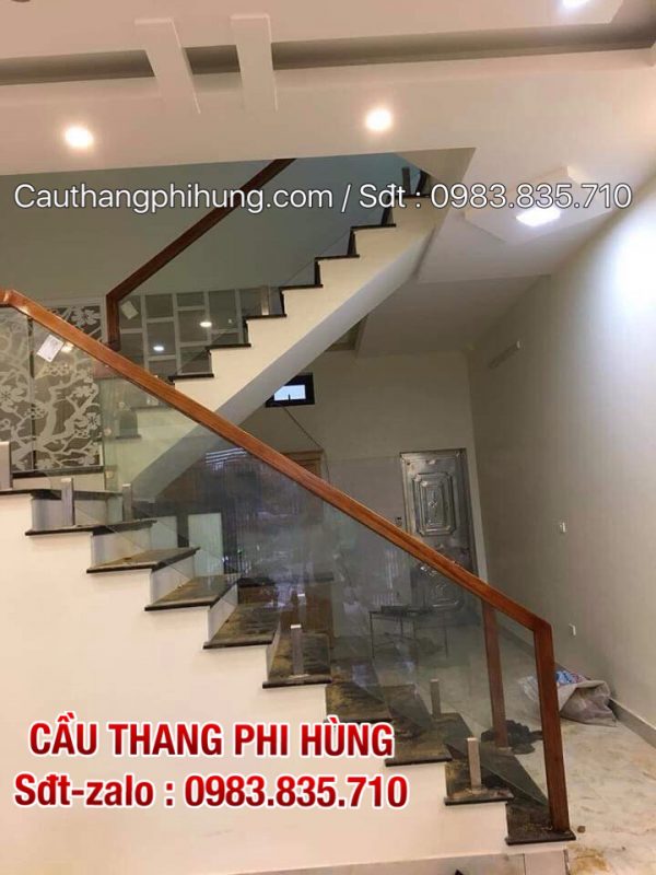 Lan can cầu thang kính tay vịn gỗ, Mẫu cầu thang kính cường lực đẹp