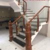 Cầu thang kính cường lực tay vịn gỗ, Cầu thang kính chân hợp kim nhôm đẹp Cầu thang kính cường lực tay vịn gỗ, Cầu thang kính chân hợp kim nhôm đẹp