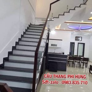 Cầu thang kính tay vịn gỗ, Cầu thang kính chân lửng tại Hà Nội Cầu thang kính tay vịn gỗ, Cầu thang kính chân lửng tại Hà Nội