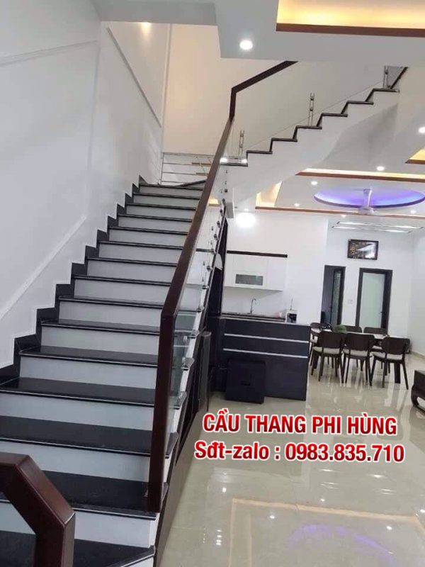 Cầu thang kính tay vịn gỗ, Cầu thang kính chân lửng tại Hà Nội