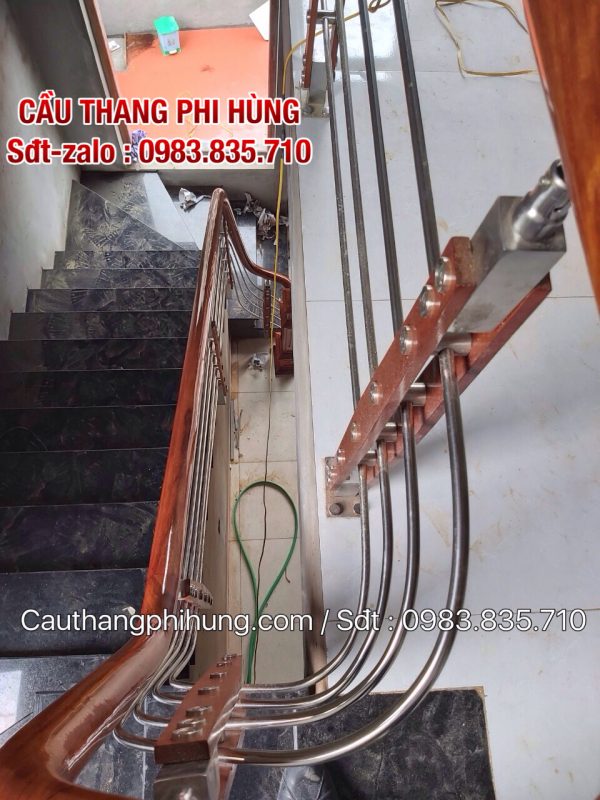 Các mẫu cầu thang inox đẹp, Cầu thang inox tay vịn gỗ tại Hà Nội