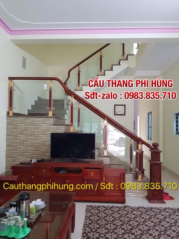 Chiêm ngưỡng các mẫu cầu thang kính tay vịn gỗ tại Hà Nội